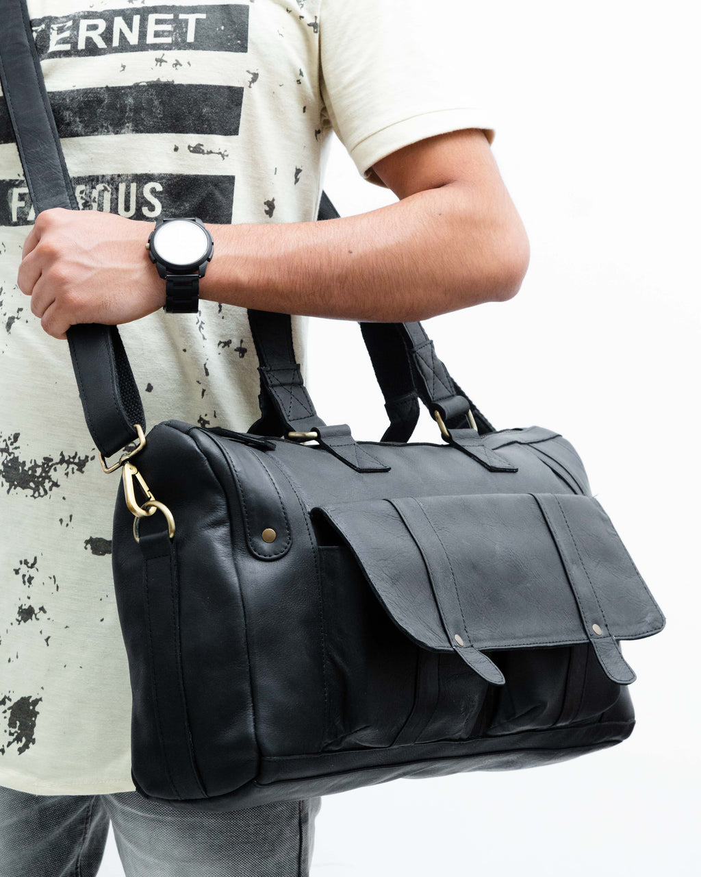 Classic Leather Overnight Bag – Durable & Elegant