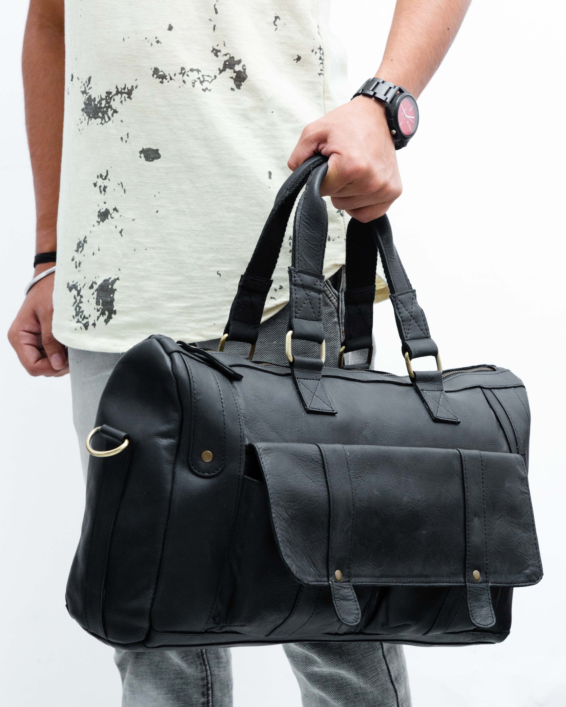 Classic Leather Overnight Bag – Durable & Elegant