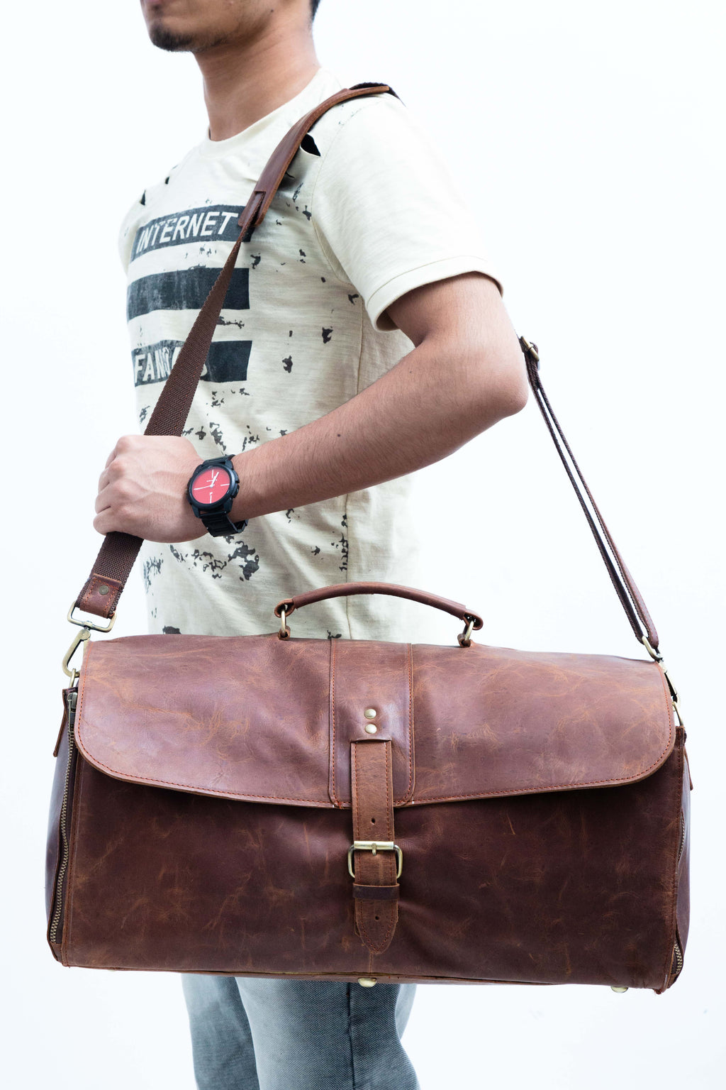 Classic Leather Overnight Bag – Durable & Elegant