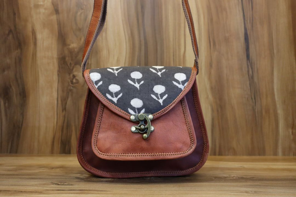 Minimalist Leather Sling Bag – Vintage Style, Modern Fit