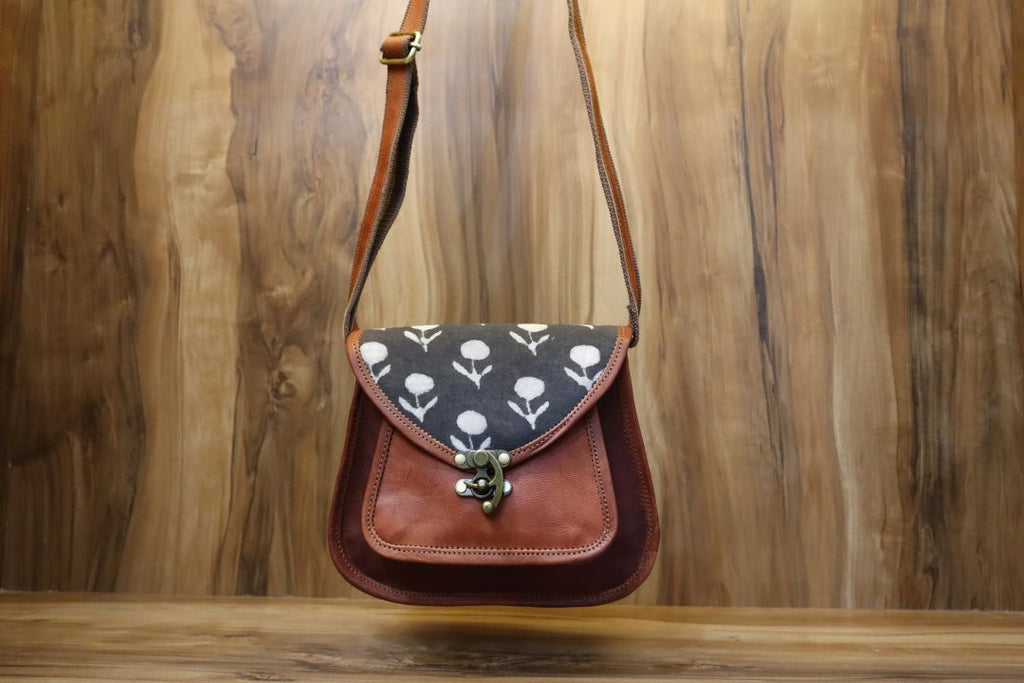 Minimalist Leather Sling Bag – Vintage Style, Modern Fit