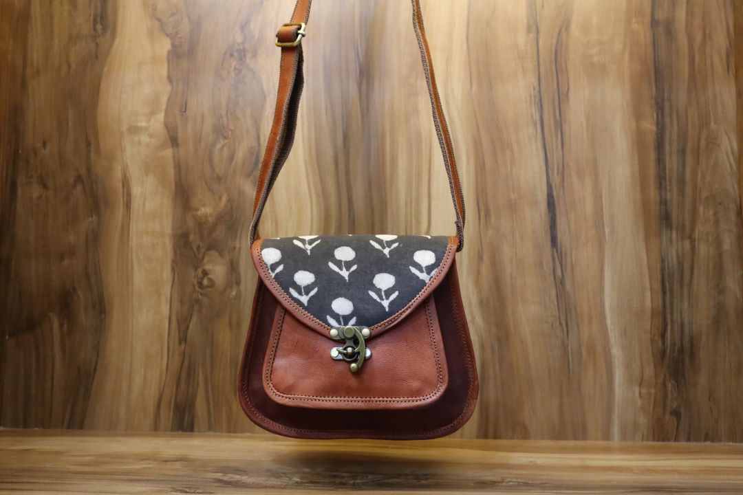 Minimalist Leather Sling Bag – Vintage Style, Modern Fit