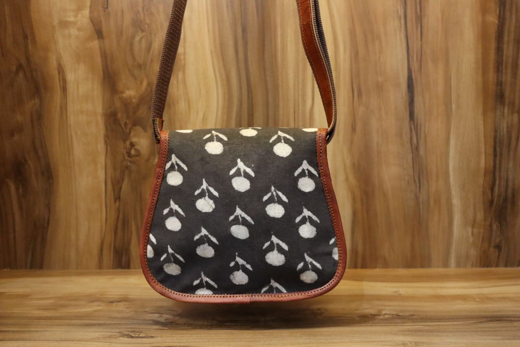 Minimalist Leather Sling Bag – Vintage Style, Modern Fit