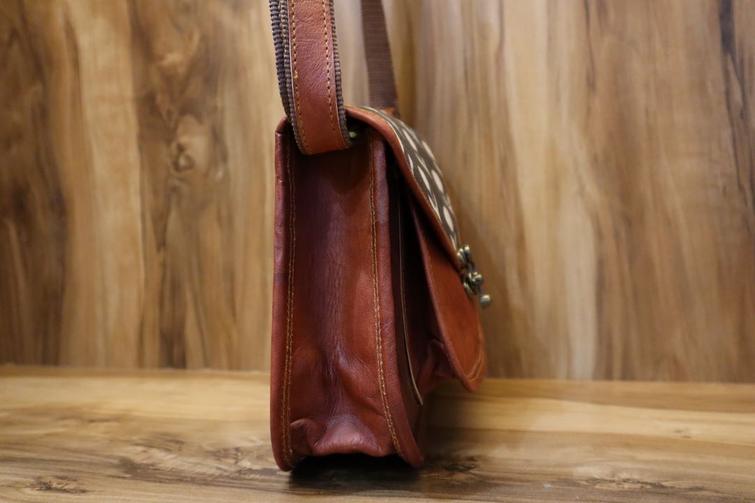 Minimalist Leather Sling Bag – Vintage Style, Modern Fit