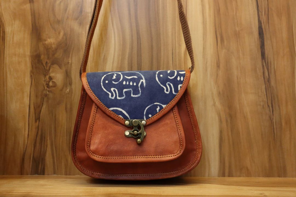 Minimalist Leather Sling Bag – Vintage Style, Modern Fit