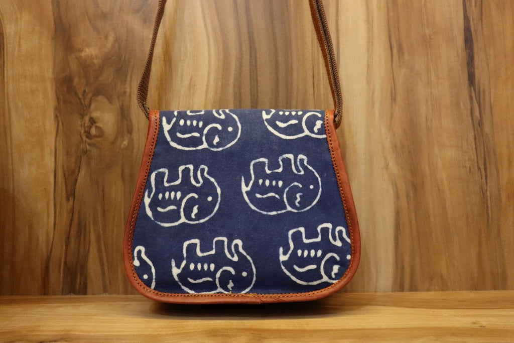 Minimalist Leather Sling Bag – Vintage Style, Modern Fit