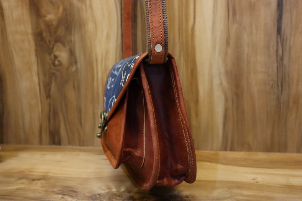 Minimalist Leather Sling Bag – Vintage Style, Modern Fit