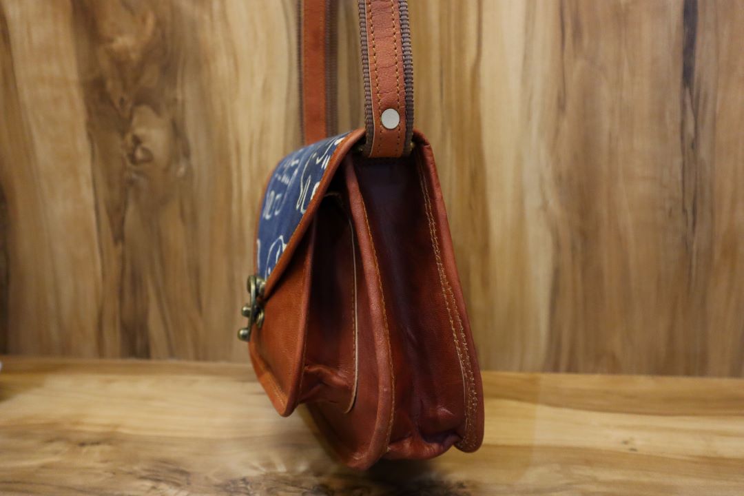 Minimalist Leather Sling Bag – Vintage Style, Modern Fit