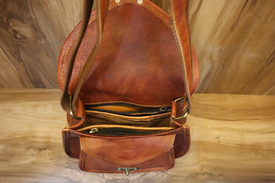 Minimalist Leather Sling Bag – Vintage Style, Modern Fit