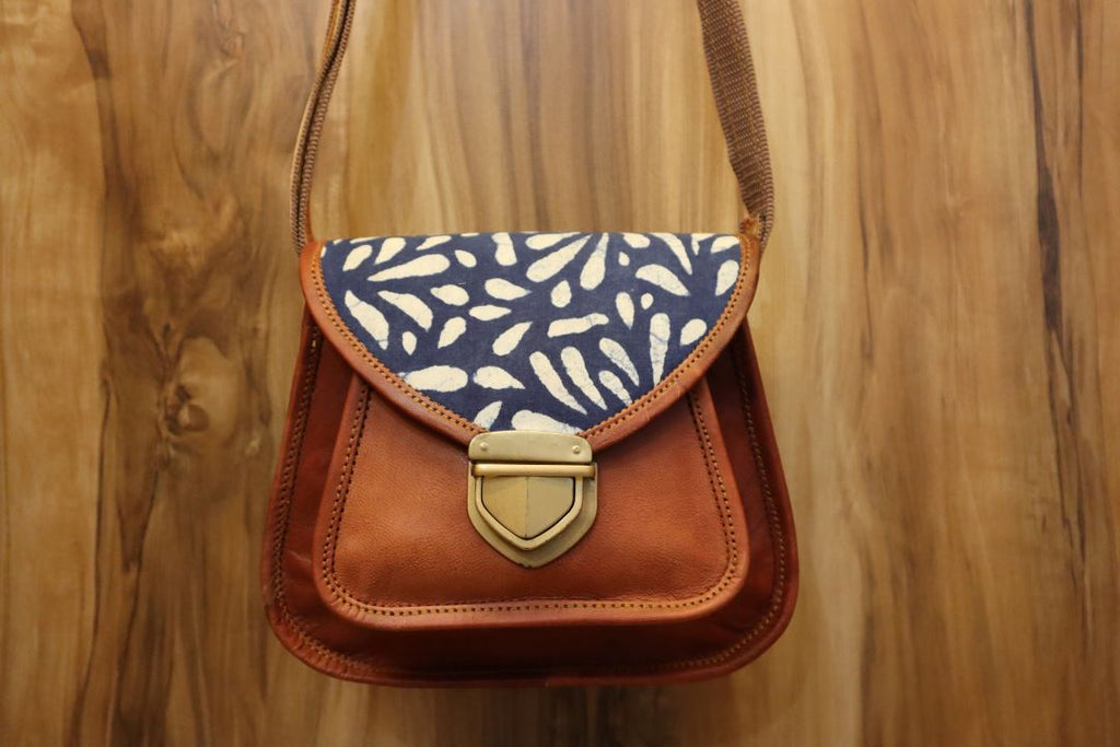 Travel-Ready Leather Sling Bag – Secure & Stylish