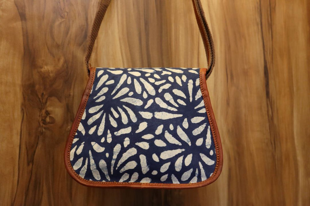 Travel-Ready Leather Sling Bag – Secure & Stylish