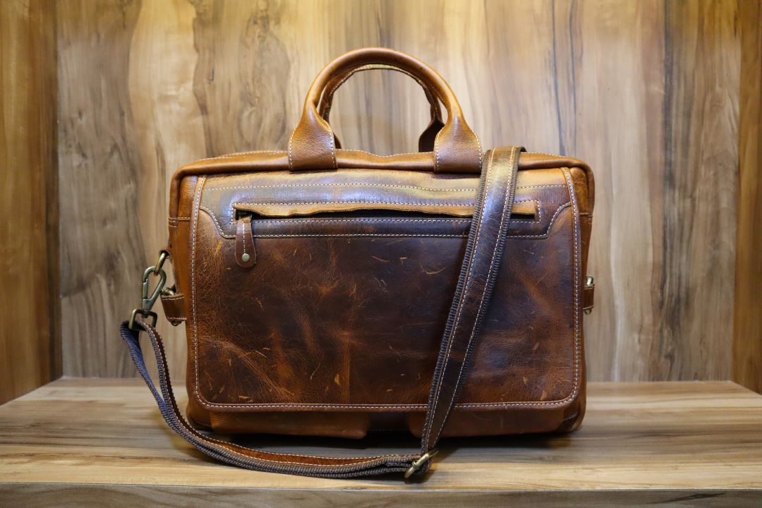 Vintage-Inspired Leather Messenger Bag – Rustic Brown