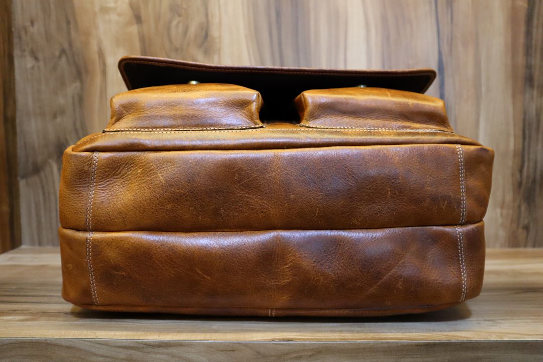 Vintage-Inspired Leather Messenger Bag – Rustic Brown